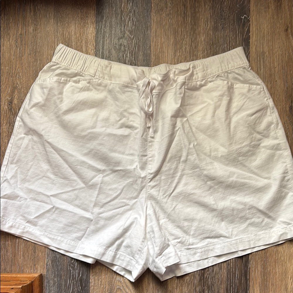 New with tags White Lane Bryant pull on shorts size 22/24